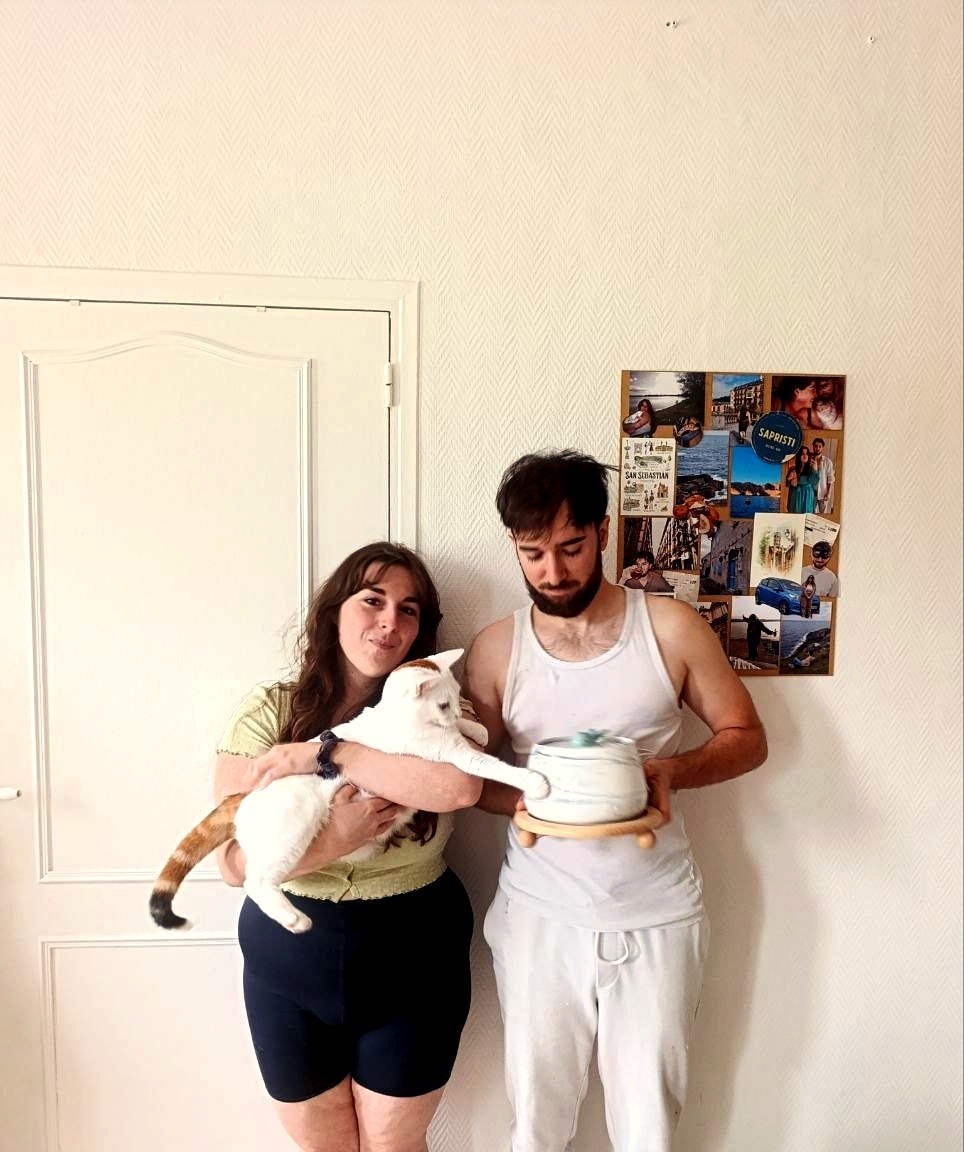 Nathan, Julie et leur chatte Yumi à la maison