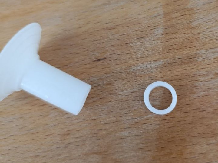 Embout en silicone posé à côté de la fine bague qui en a été retirée