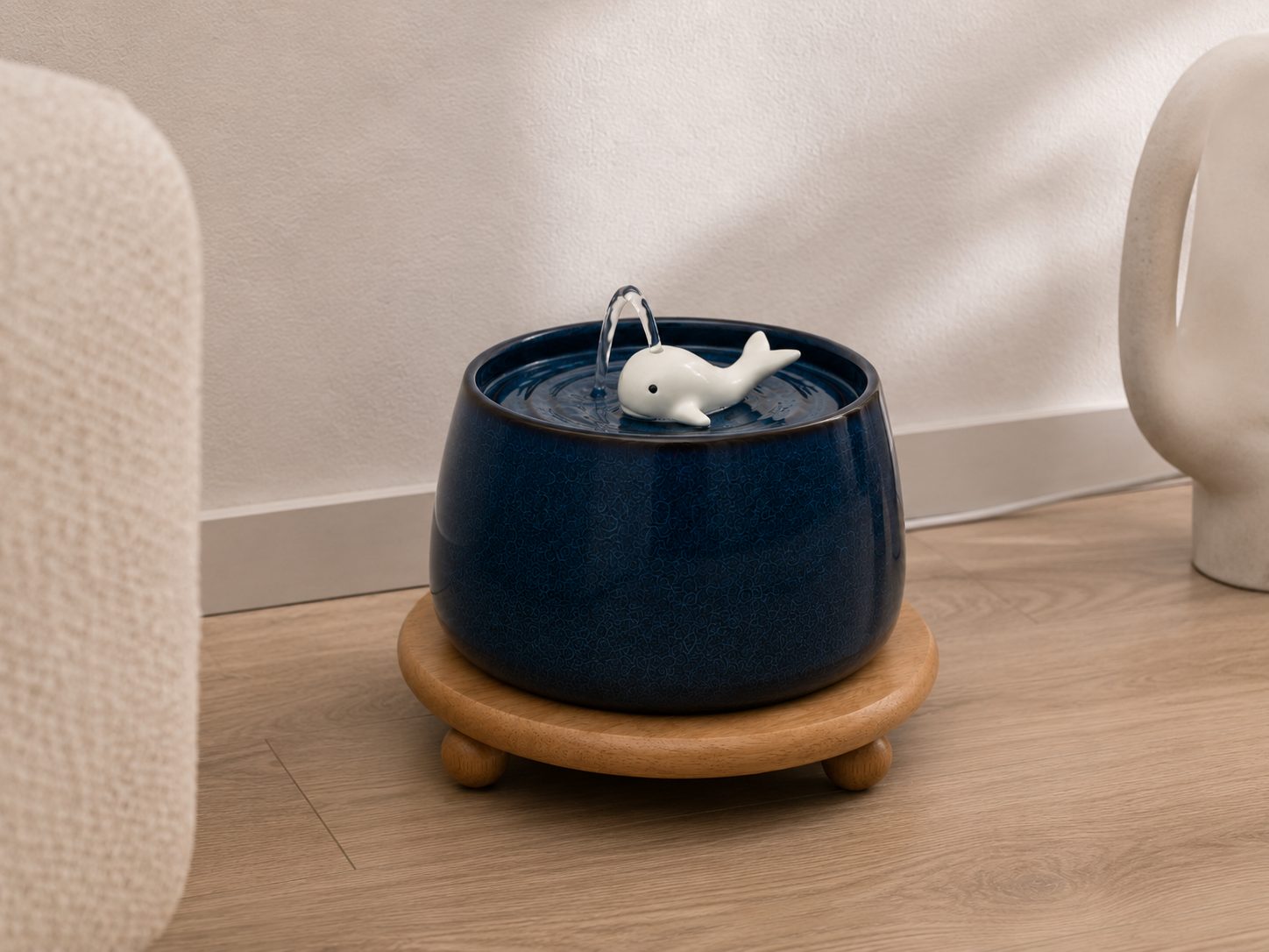 Fontaine COSYFUR bleu nuit sur son socle en bois clair, gros plan